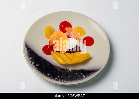 Piatto di frutta con ananas e salsa deliziosa. Il pasto salutare perfetto per il trucco. Foto Stock