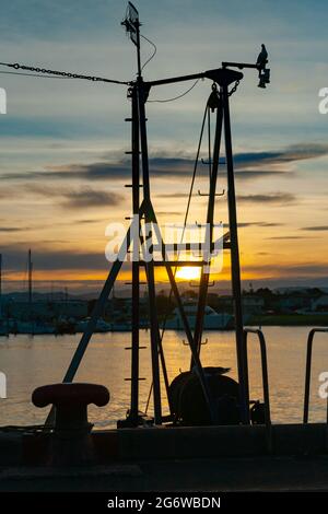 Napier Waterfront, Westshore, Ahuriri, barche da pesca rigging silhouette. Nuova Zelanda. Foto Stock
