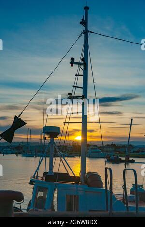 Napier Waterfront, Westshore, Ahuriri, barche da pesca rigging silhouette. Nuova Zelanda. Foto Stock