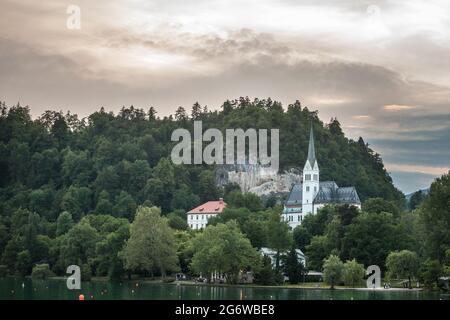 Foto del lago dissanguato e la chiesa di san martino a Bled, Slovenia. La Chiesa Parrocchiale di San Martino a Bled (Slovenia nordoccidentale) è la chiesa parrocchiale Foto Stock