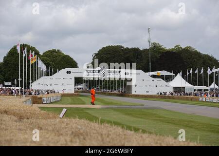 GOODWOOD Motor Circuit, 8 luglio 2021. Un marshall ispeziona la pista durante il Festival of Speed, Chichester, Regno Unito, l'8 luglio 2021 Foto Stock