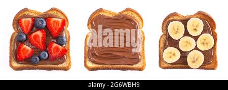 Tre fette di pane tostato con crema di nocciole al cioccolato e frutta isolata su sfondo bianco Foto Stock