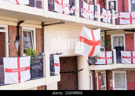 Centinaia di bandiere d'Inghilterra decorano ogni tenuta di casa in Kirby Estate, Londra, CAMPIONATO di calcio EURO 2020, Inghilterra, Regno Unito Foto Stock