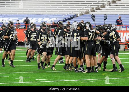 21 febbraio 2021: I giocatori di Army Black Knights festeggiano in seguito a una partita di lacrosse Mens dell'NCAA contro l'arancione di Siracusa domenica 21 febbraio 2021 al Carrier Dome di Syracuse, New York. L'esercito ha vinto 18-11. Rich Barnes/CSM Foto Stock