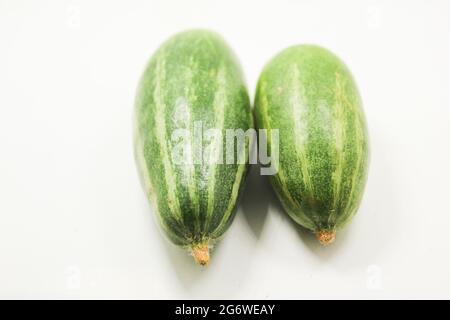 Le zucche appuntite sono isolate su una superficie bianca, vista dall'alto, nuovo concetto di verdure Foto Stock