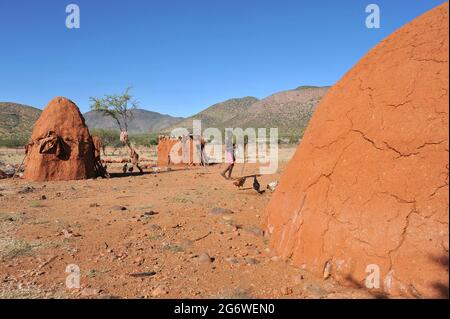 NAMIBIA. IL VILLAGGIO DI HIMBA, O KRAAL, È COMPOSTO DA POCHE CAPANNE DI LEGNO E ARGILLA CON UNA FAMIGLIA IN CIASCUNO E ALCUNI LUOGHI PER IL BESTIAME. Foto Stock