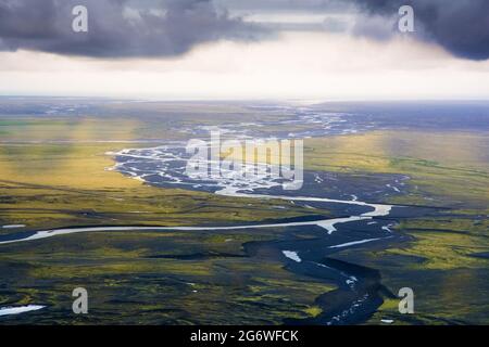 Meandro del fiume islandese che scorre su una pianura Foto Stock