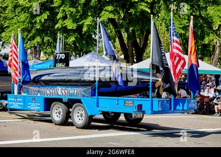 Prescott, Arizona, USA - 3 luglio 2021: Replica del sottomarino USS Tucson SSN 770 nella sfilata del 4 luglio Foto Stock