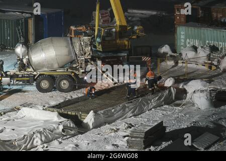 Sabetta, regione di Tyumen, Russia - 07 dicembre 2020:cantiere, versando calcestruzzo in inverno. Foto Stock