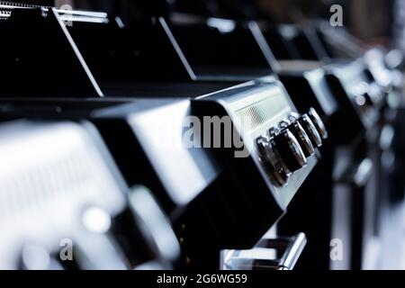 Colonia, Germania. 8 luglio 2021. Le griglie a gas sono esposte nello showroom Santos Grill. Credit: Rolf Vennenbernd/dpa/Alamy Live News Foto Stock