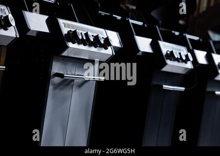 Colonia, Germania. 8 luglio 2021. Le griglie a gas sono esposte nello showroom Santos Grill. Credit: Rolf Vennenbernd/dpa/Alamy Live News Foto Stock