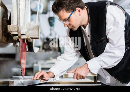 Tuttofare in scultura in pietra fabbrica a sega diamantata Foto Stock