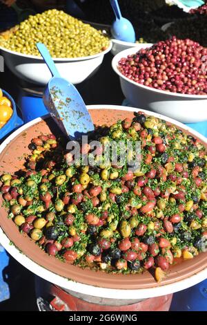 MAROCCO. IL SUD, ESSAOUIRA. I SOUK SONO SU OGNI LATO DI MOHAMMED ZERKTOUNI STREET E SONO ORGANIZZATI DA MERCI (CIBO, VESTITI, GIOIELLI, HANDYCRAF.. Foto Stock