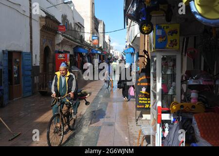 MAROCCO. IL SUD, ESSAOUIRA. I SOUK SONO SU OGNI LATO DI MOHAMMED ZERKTOUNI STREET E SONO ORGANIZZATI DA MERCI (CIBO, VESTITI, GIOIELLI, HANDYCRAF.. Foto Stock