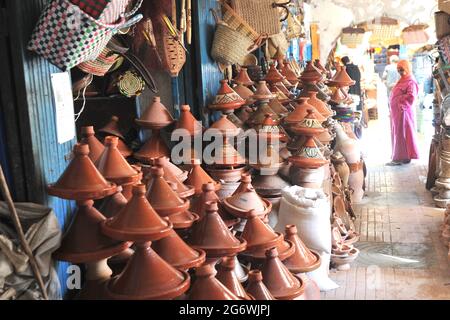 MAROCCO. IL SUD, ESSAOUIRA. I SOUK SONO SU OGNI LATO DI MOHAMMED ZERKTOUNI STREET E SONO ORGANIZZATI DA MERCI (CIBO, VESTITI, GIOIELLI, HANDYCRAF.. Foto Stock