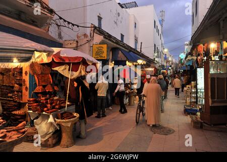 MAROCCO. IL SUD, ESSAOUIRA. I SOUK SONO SU OGNI LATO DI MOHAMMED ZERKTOUNI STREET E SONO ORGANIZZATI DA MERCI (CIBO, VESTITI, GIOIELLI, HANDYCRAF.. Foto Stock