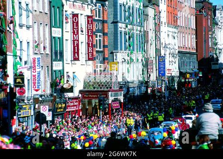 IRLANDA. GIORNO DI SAN PATRIZIO. OGNI ANNO, NEL MARZO 17, L'IRLANDA CELEBRA SAN PATRIZIO. A DUBLINO UNA GRANDE PARATA STA ATTRAVERSANDO LA CITTÀ CON MU Foto Stock