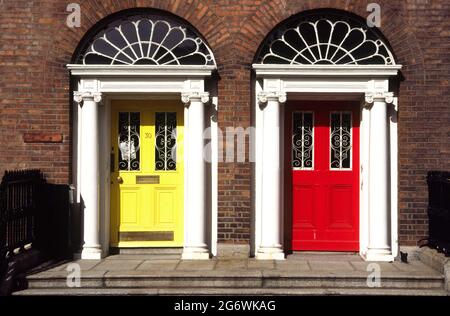 IRLANDA. DUBLINO. PORTE GEORGIANE TRADIZIONALI VICINO A PIAZZA MERRION. Foto Stock