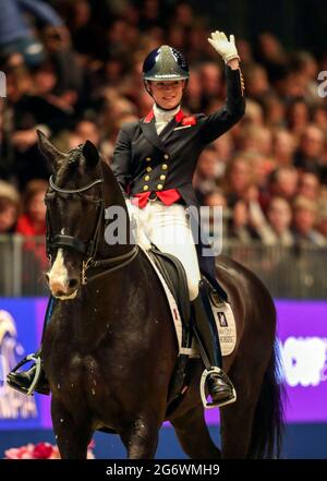 File photo datato 17-12-2019 di Charlotte Fry Riding Everdale compete nella Coppa del mondo di FEI Dressage Grand Prix Freestyle durante il secondo giorno del London International Horse Show a Londra Olympia. Data di emissione: Venerdì 9 luglio 2021. Foto Stock