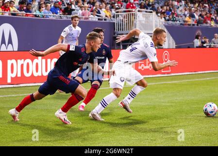 Fabian Herbers, centrocampista del Chicago Fire (21) e Orlando City Forward Silvester van der Water (14) corrono per la palla durante una partita MLS al Soldier Fiel Foto Stock
