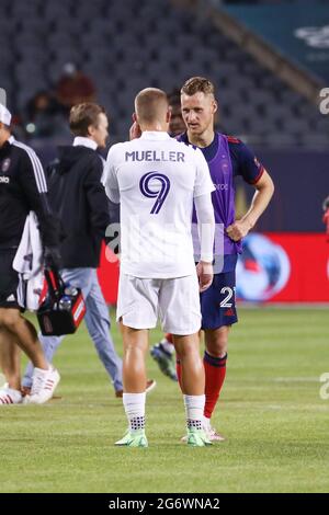 Fabian Herbers, centrocampista del fuoco di Chicago (21) e Orlando City, Chris Mueller (9), parlano dopo una partita di MLS al Soldier Field, mercoledì 7 luglio 202 Foto Stock