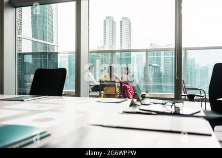 Tre Indian business persone con preoccupazione l'espressione del viso di parlare durante la pausa di lavoro Foto Stock