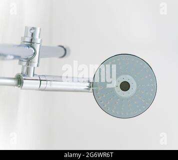 Doccia, vista dal basso su uno sfondo bianco naturale del bagno. Foto Stock