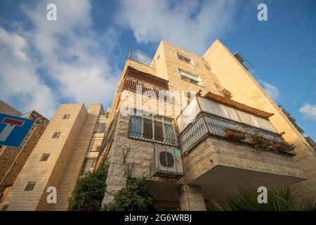 gerusalemme-israele, 04-10-2020. Sukkah sul balcone di un edificio a Gerusalemme su Sukkot Foto Stock