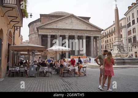 Roma, Italia. 24 Giugno 2021. La gente è vista intorno al Pantheon a Roma, Italia, il 24 giugno 2021. La crescita economica nell'Unione europea (UE) e nell'Eurozona si espanderebbe del 4.8% quest'anno, e del 4.5% nel 2022, secondo le previsioni economiche dell'estate 2021 pubblicate dalla Commissione europea il 7 luglio. Credit: Jin Mamengni/Xinhua/Alamy Live News Foto Stock