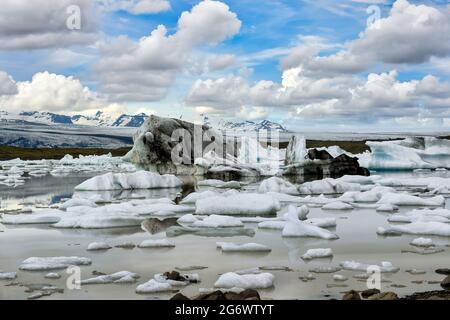 Jokulsarlon Iceberg Lagoon si trova nel Parco Nazionale di Vatnajokul in Islanda. Iceberg e grandi blocchi di ghiaccio in acqua. Vista incredibile ed emozionante blu s Foto Stock