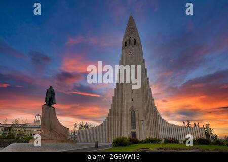 Raykjavik, Islanda - Giugno 30 2018 : Chiesa di Hallgrimskirkja all'alba, il cielo crepuscolo è bello, questa è una destinazione turistica popolare. Foto Stock
