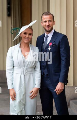 File foto datata 28/03/19 del capitano di calcio inglese Harry Kane, con il suo partner Kate Goodland, dopo essere stato fatto un MBE a Buckingham Palace, Londra. La squadra di calcio maschile dell'Inghilterra spera di portare a casa un trofeo importante da torneo per la prima volta dal 1966 quando giocano in Italia nella finale Euro 2020 di domenica sera. La squadra da 26 uomini è supportata da partner che sono sviluppatori di proprietà, proprietari di aziende e modelli. Data di emissione: Venerdì 9 luglio 2021. Foto Stock