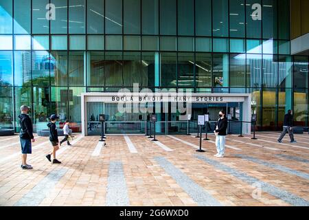 I visitatori all'esterno del WA Museum Boola Bardip, nel Centro Culturale di Perth, indossano maschere a causa di restrizioni covide Foto Stock