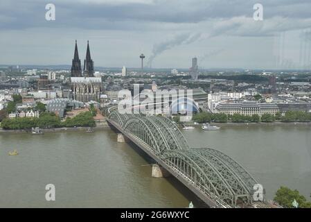 Colonia, Germania. 8 luglio 2021. Vista panoramica della città di Colonia con il Reno, la cattedrale di Colonia, il municipio, la città vecchia, il ponte Hohenzollern, Stazione centrale e dintorni. Credit: Horst Galuschka/dpa/Alamy Live News Foto Stock