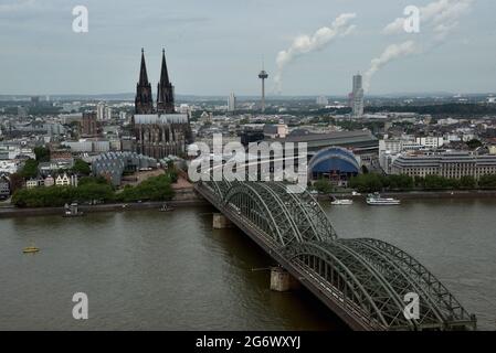 Colonia, Germania. 8 luglio 2021. Vista panoramica della città di Colonia con il Reno, la cattedrale di Colonia, il municipio, la città vecchia, il ponte Hohenzollern, Stazione centrale e dintorni. Credit: Horst Galuschka/dpa/Alamy Live News Foto Stock