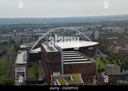 Colonia, Germania. 8 luglio 2021. Vista panoramica della città di Colonia - Deutz con stazione ferroviaria, casa cittadina e Lanxess Arena. Credit: Horst Galuschka/dpa/Alamy Live News Foto Stock