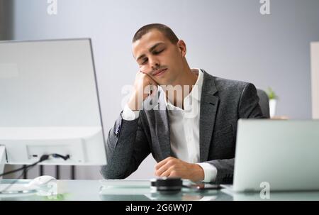 L'uomo borso addormentato. Dipendente stanco RESTful Foto Stock