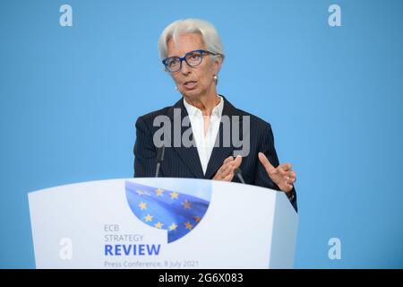 (210709) -- FRANCOFORTE, 9 luglio 2021 (Xinhua) -- il presidente della Banca centrale europea (BCE) Christine Lagarde interviene durante una conferenza stampa sui risultati del riesame della strategia della BCE tenutosi presso la sede centrale della BCE a Francoforte, in Germania, l'8 luglio 2021. Giovedì la Banca centrale europea ha dichiarato di aver approvato una nuova strategia di politica monetaria che adotta un obiettivo simmetrico di inflazione del 2 per cento nel medio termine (SOLO PER USO EDITORIALE). NON IN VENDITA PER CAMPAGNE PUBBLICITARIE O DI MARKETING). (Banca centrale europea/Handout via Xinhua) Foto Stock