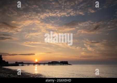 Tramonto sul molo, Cromer, Norfolk, Inghilterra, Regno Unito Foto Stock