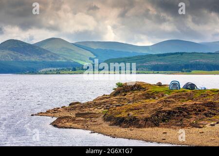 Campeggio selvaggio, Loch Doon,. Ayrshire, Scozia, Regno Unito Foto Stock