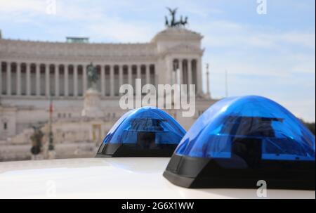 Roma, RM, Italia - 18 agosto 2020: Sirene Blu di polizia e Monumento antico chiamato altare della Patria Foto Stock