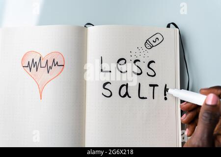 Pressione sanguigna e ipertensione. Mangiare meno sale e dieta a basso contenuto di sodio Foto Stock