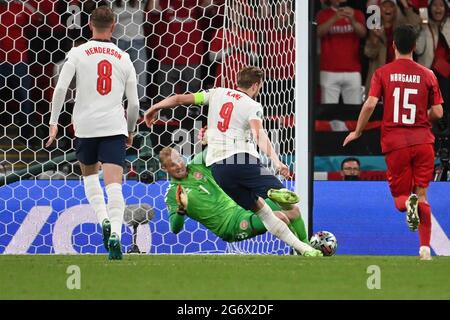 Harry KANE (ENG) spara l'obiettivo a 2-1 contro goalwart Kasper SCHMEICHEL (DEN), azione, goal shot, semifinali, gioco M50, Inghilterra (ENG) - Danimarca (DEN) 2-1 NV su 07.07.2021 a London/Wembley Stadium. Football EM 2020 dal 06/11/2021 al 07/11/2021. Foto Stock