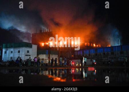 Dhaka, Bangladesh. 09 luglio 2021. I vigili del fuoco tentano di spegnere il fuoco all'interno dell'edificio dopo lo scoppio di un incendio in una fabbrica chiamata Hashem Foods Ltd a Rupganj nel distretto di Narayanganj, alla periferia di Dhaka. Almeno tre persone sono state uccise, altre 20 ferite e molte sono temute intrappolate dopo un incendio massiccio infuriato in una fabbrica, la causa dell'incendio che ha avuto origine a un piano terra di un edificio a più piani della fabbrica non è ancora nota. (Foto di Piyas Biswas/SOPA Images/Sipa USA) Credit: Sipa USA/Alamy Live News Foto Stock