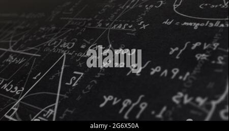 Immagine digitale di equazioni matematiche e diagrammi che si muovono su sfondo nero Foto Stock