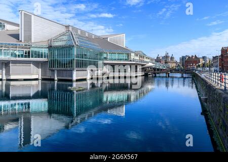 Centro commerciale Princes Quay vicino al porto turistico di Hull. Il centro è costruito su palafitte sopra il molo del Principe, da cui prende il nome. E' stato aperto nel 1991. Foto Stock