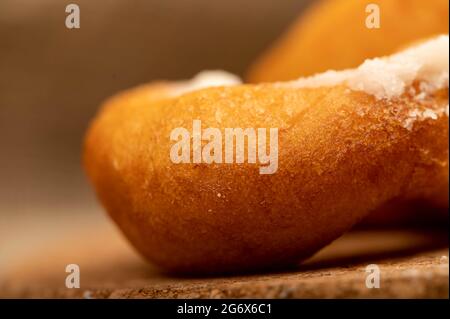 Ciambelle fresche fatte in casa con zucchero in polvere. Primo piano fuoco selettivo Foto Stock