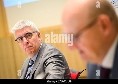 PIETER Timmermans, CEO DI FEB-VBO, e Edward Roosens, capo economista DI FEB-VBO, hanno illustrato durante la conferenza stampa biennale del VBO-FEB (Federation of Foto Stock