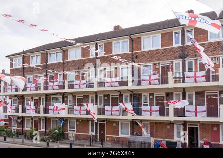 Centinaia di bandiere d'Inghilterra decorano ogni tenuta di casa in Kirby Estate, Londra, CAMPIONATO di calcio EURO 2020, Inghilterra, Regno Unito Foto Stock