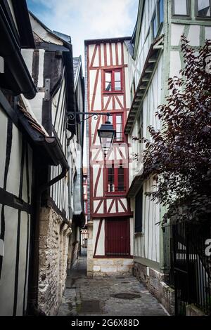 Rouen, Francia, ottobre 2020, vista di Rue des Chanoises una stretta strada acciottolata nel centro pedonale con case medievali a graticcio Foto Stock